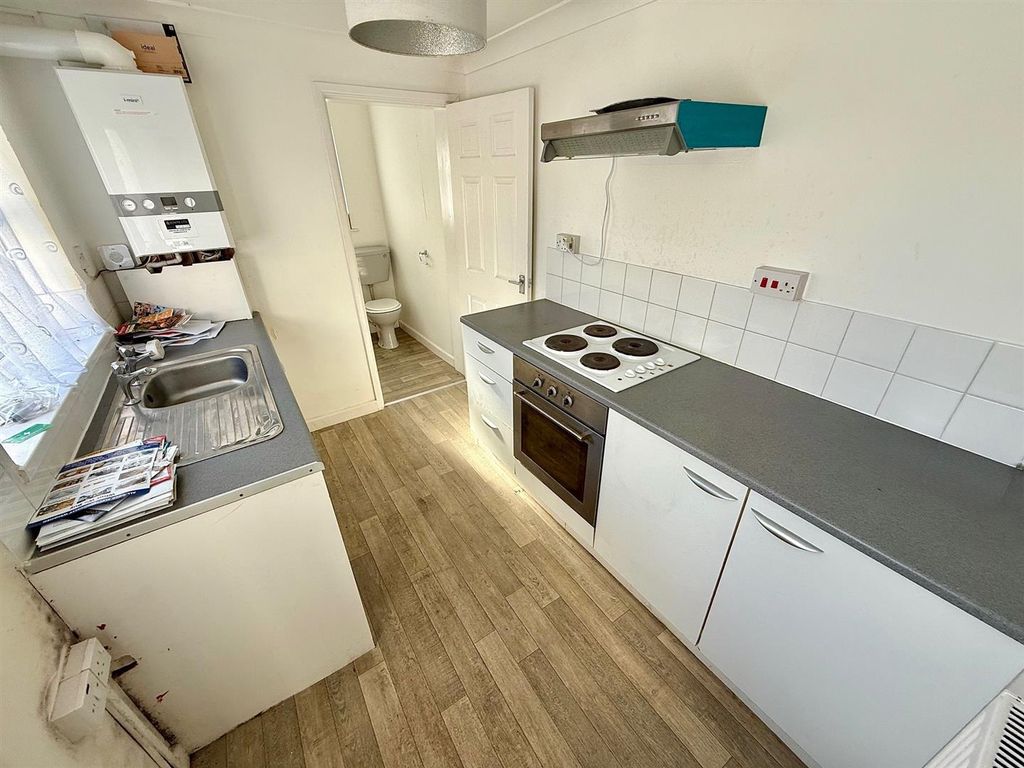 Property photo 2 of 7 Kitchen