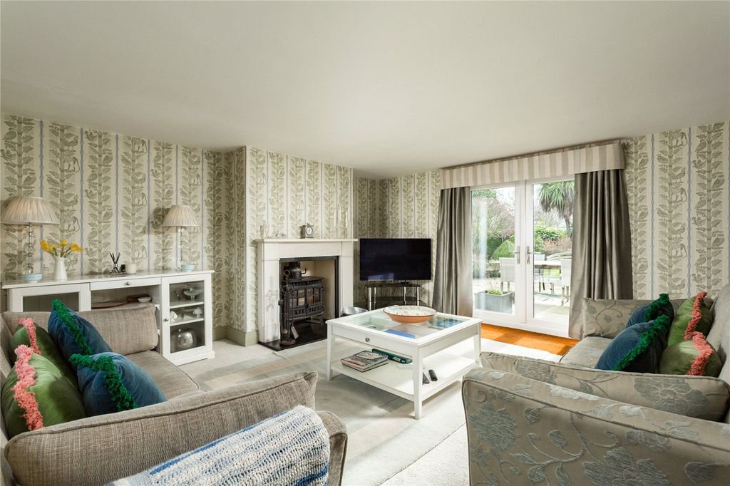 Property photo 3 of 17 Sitting Room