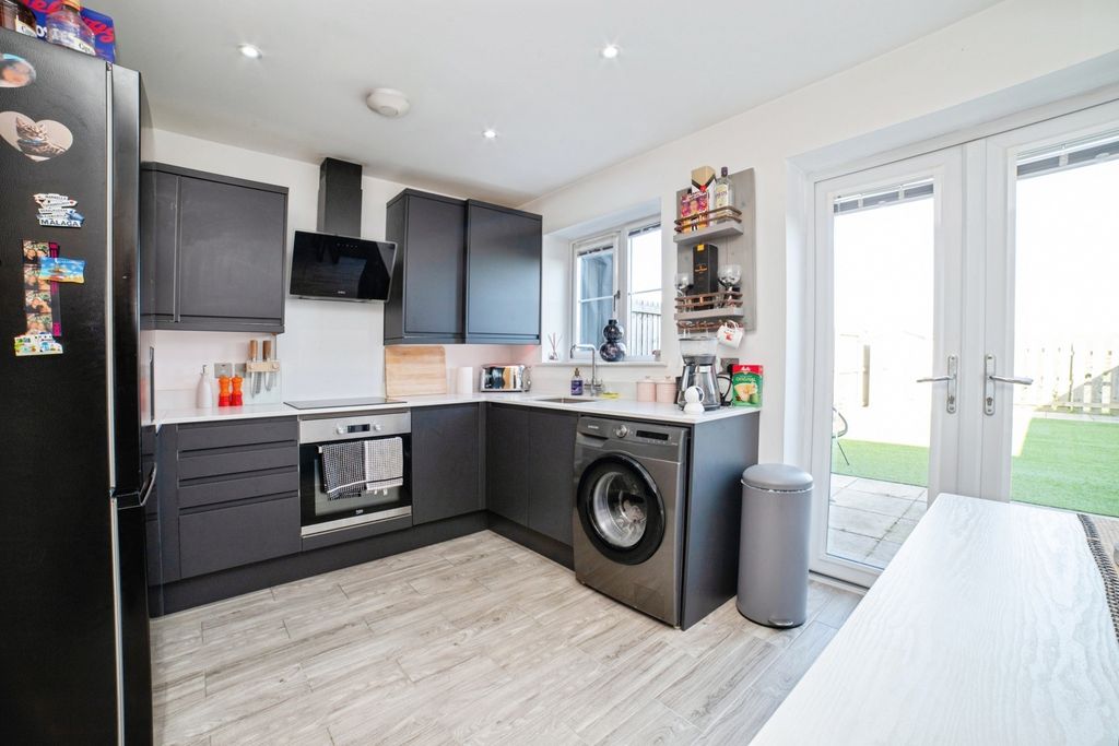 Property photo 3 of 18 Kitchen