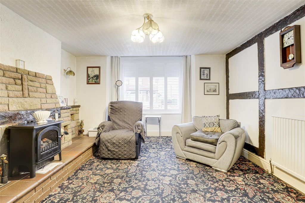 Property photo 2 of 19 11818.Jpg