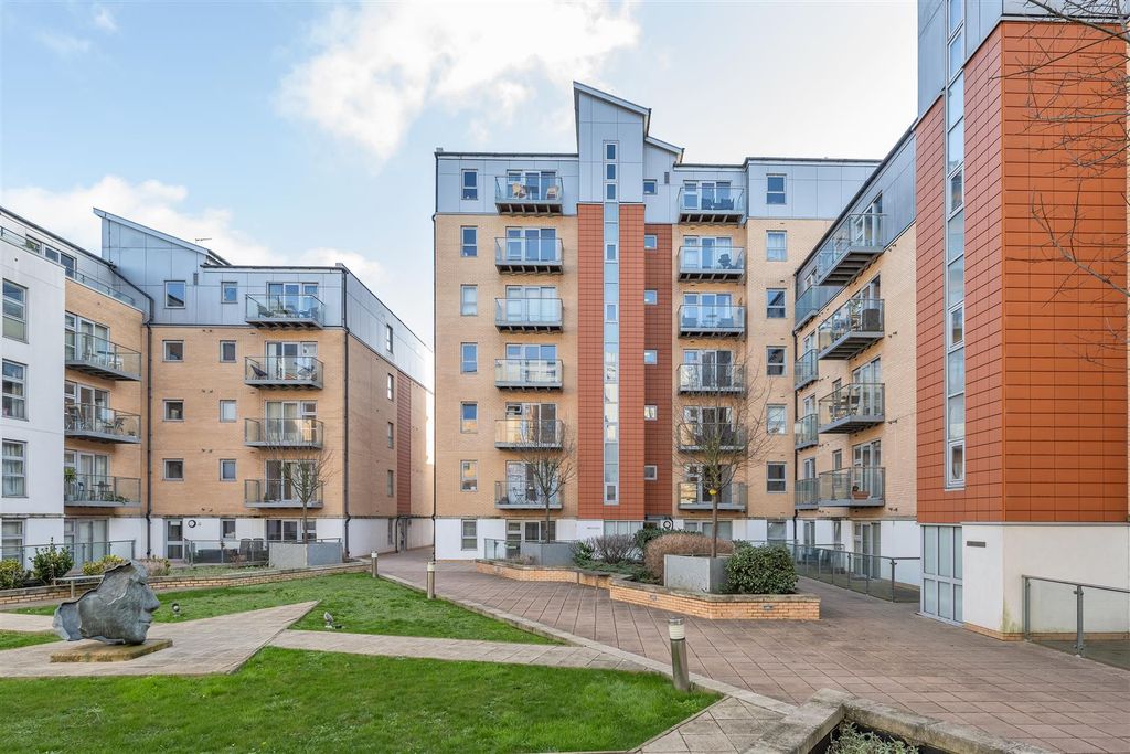 Property photo 1 of 21 Queen Mary Avenue, E18