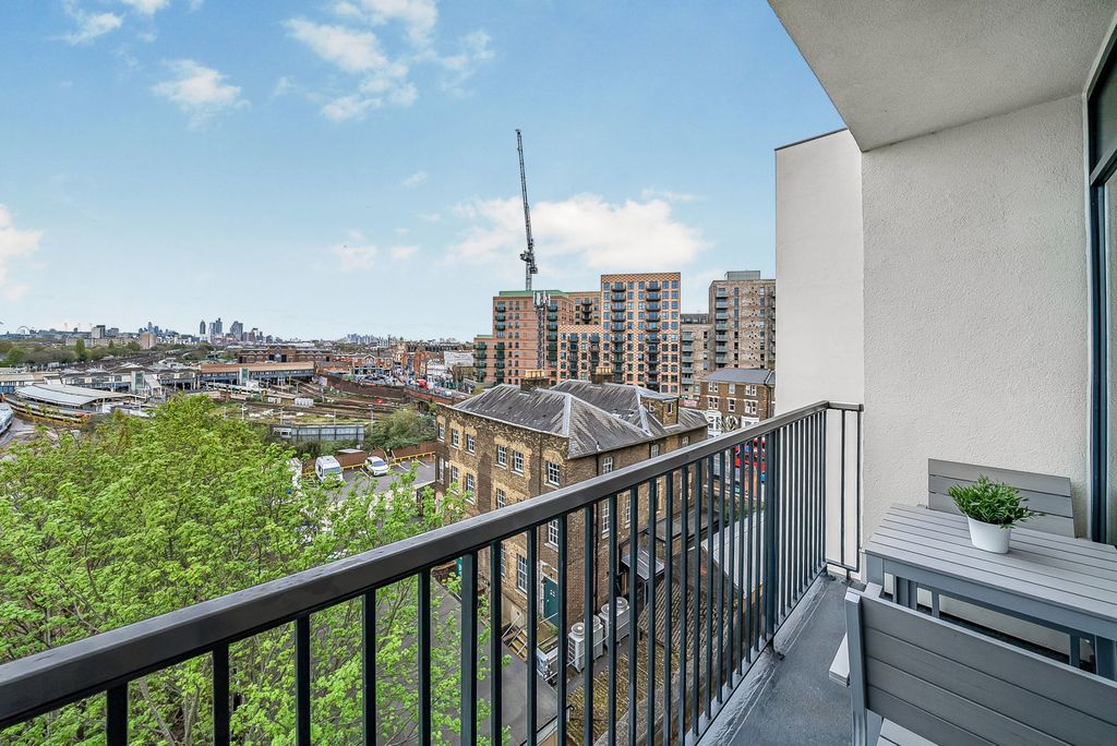 Property photo 2 of 23