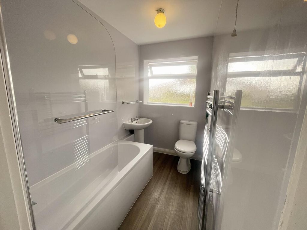 Property photo 3 of 10 Bathroom