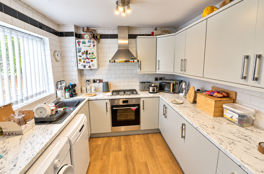 Property photo 3 of 10 Kitchen