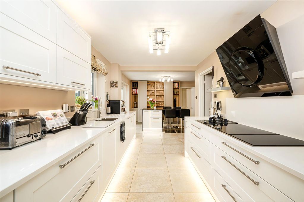 Property photo 3 of 19 Kitchen