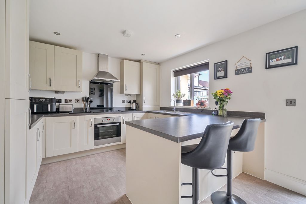 Property photo 3 of 19 1415362-14-6995A94B5B57d-Arw-3