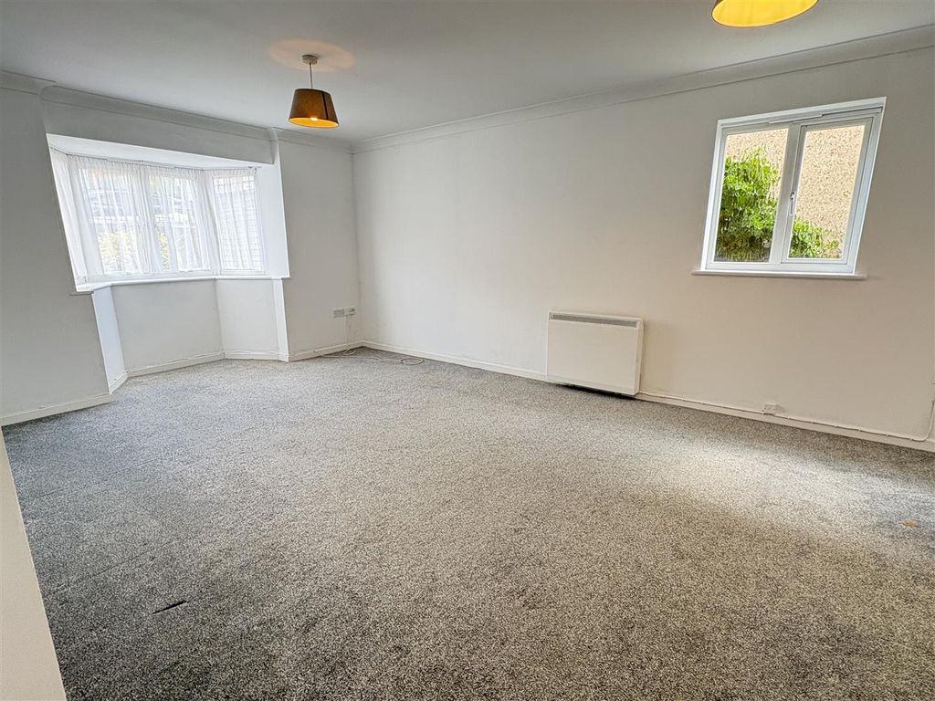 Property photo 3 of 7 Living Room