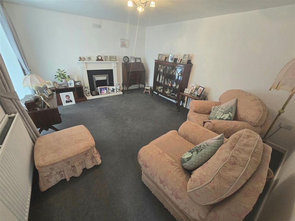 Property photo 2 of 11 Lounge