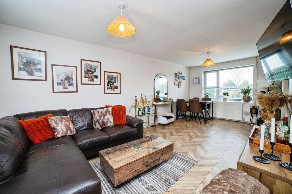 Property photo 2 of 20 Lounge