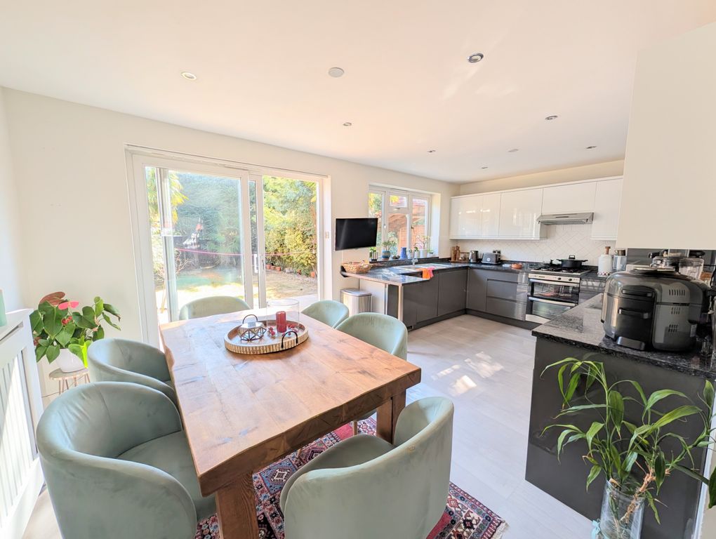 Property photo 3 of 16 Dining Area