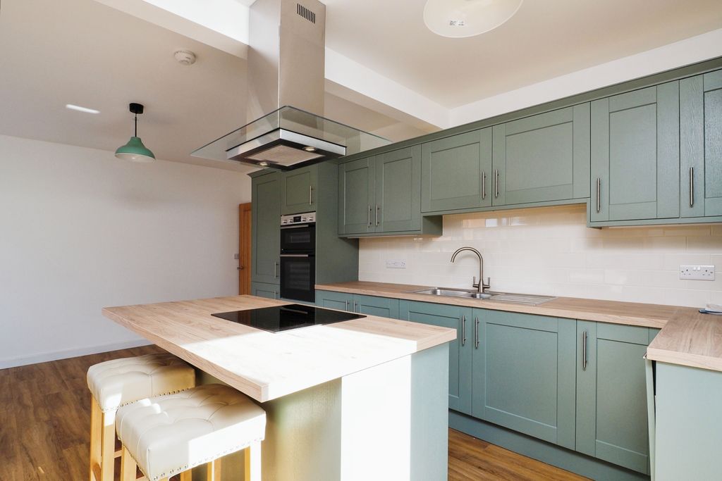 Property photo 2 of 17 Kitchen