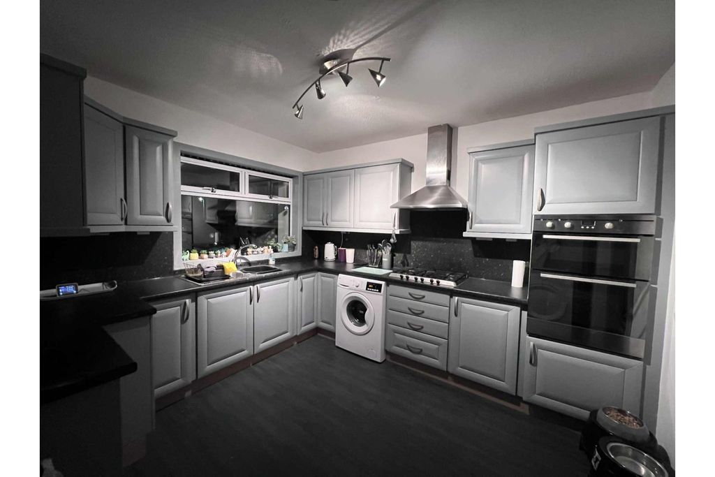 Property photo 3 of 12 Kitchen