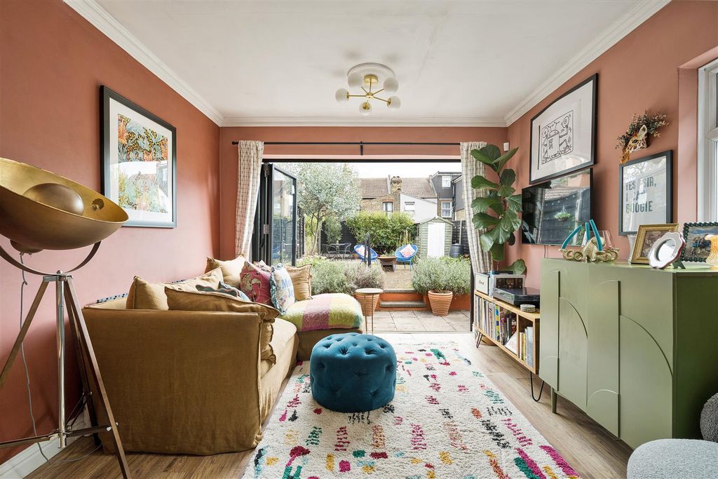 Property photo 2 of 30 Sixth Avenue, E12
