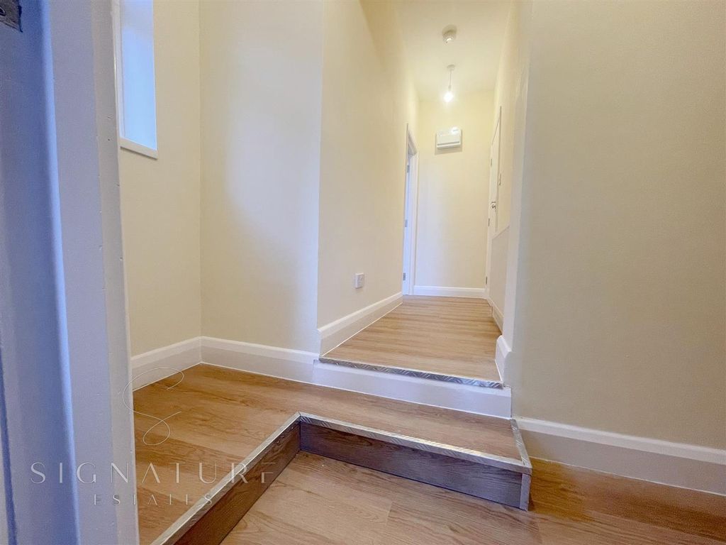 Property photo 2 of 7 Hallway
