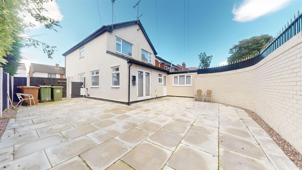 Property photo 3 of 28 Ormskirk Road Rear