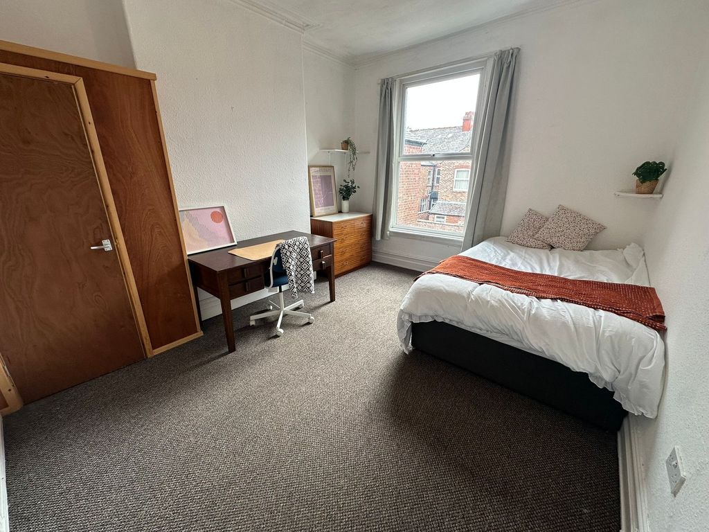 Property photo 2 of 18 A Bright And Inviting Single Bedroom Featuring A c...