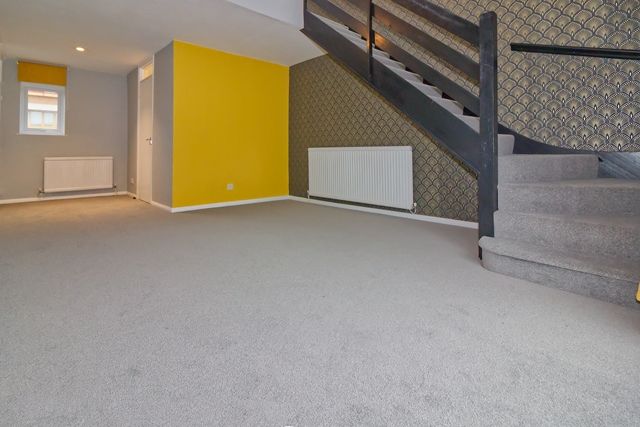 Property photo 3 of 11 Living Space