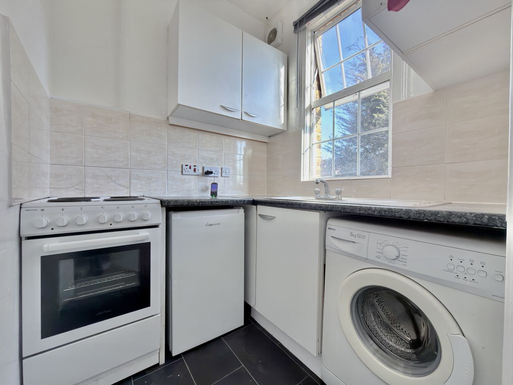 Property photo 1 of 5 Studio Flat To Rent In Caithness Road, Mitcham, Cr4