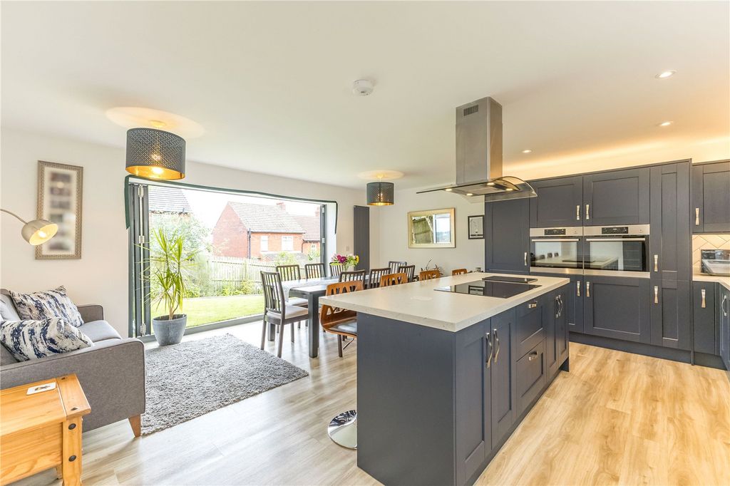 Property photo 3 of 31 Living/Dining Kitche