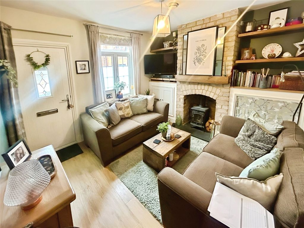 Property photo 3 of 20 Lounge