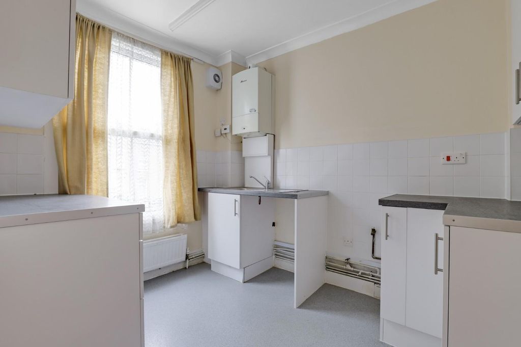 Property photo 3 of 14 06-Bbcdjhpropwpen - 20B High Street - 16.Jpg