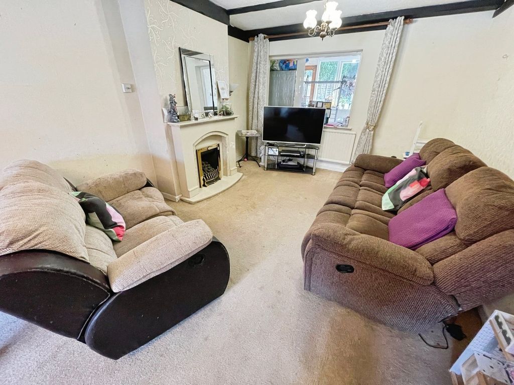 Property photo 3 of 18 Lounge