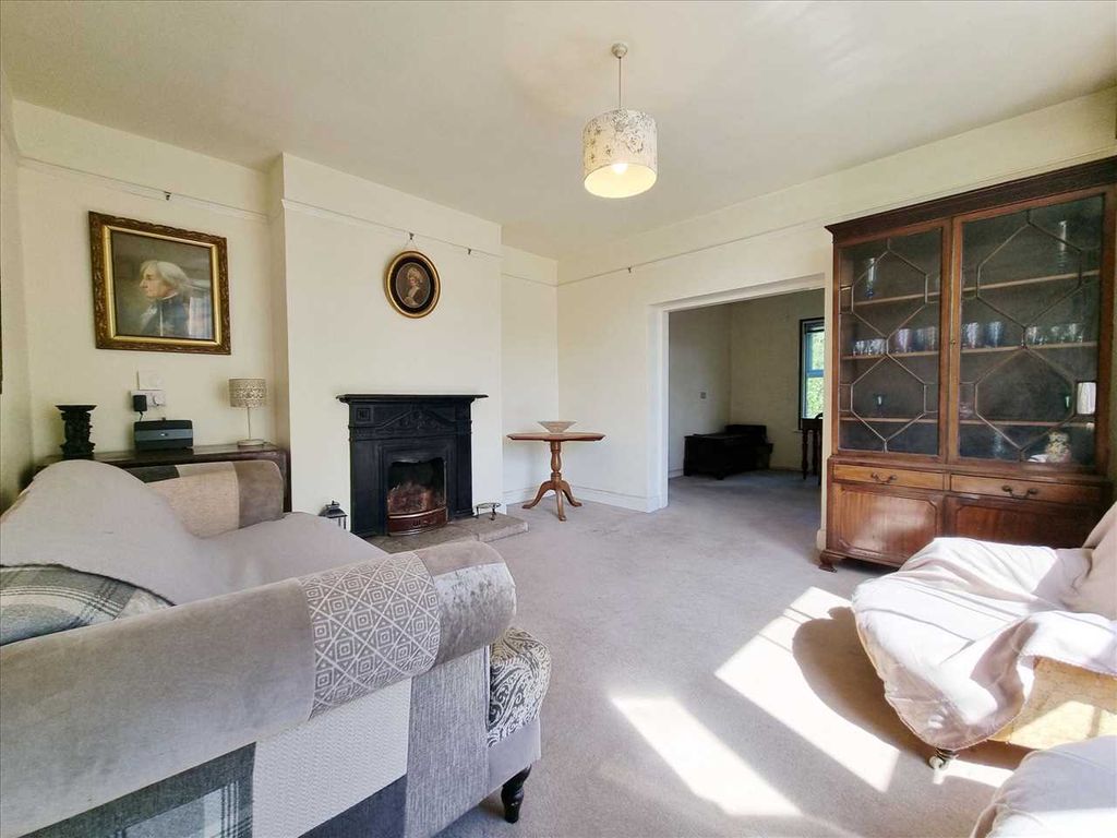 Property photo 2 of 18 Lounge: