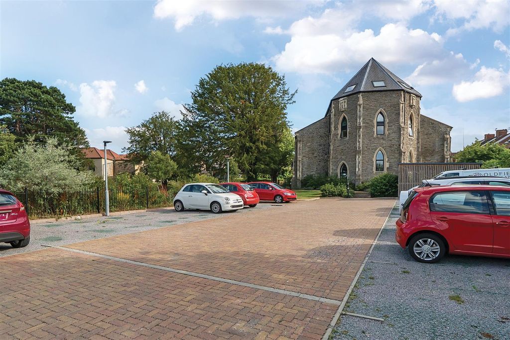 Property photo 2 of 18 Parking