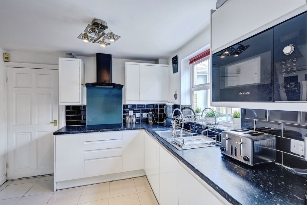 Property photo 3 of 17 Kitchen