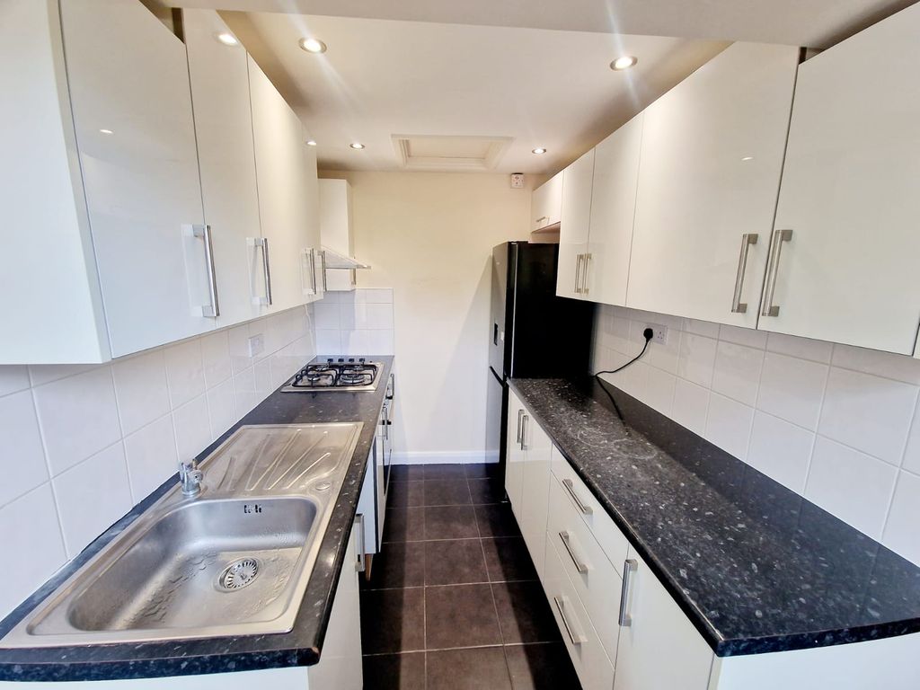 Property photo 2 of 8 Kitchen