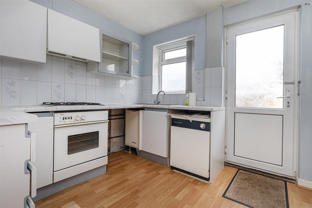 Property photo 3 of 33 Kitchen