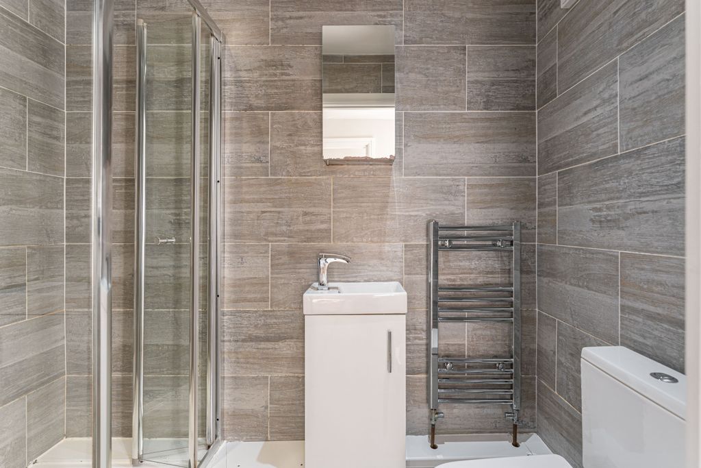 Property photo 2 of 17 76 Rothesay, Bathroom 1