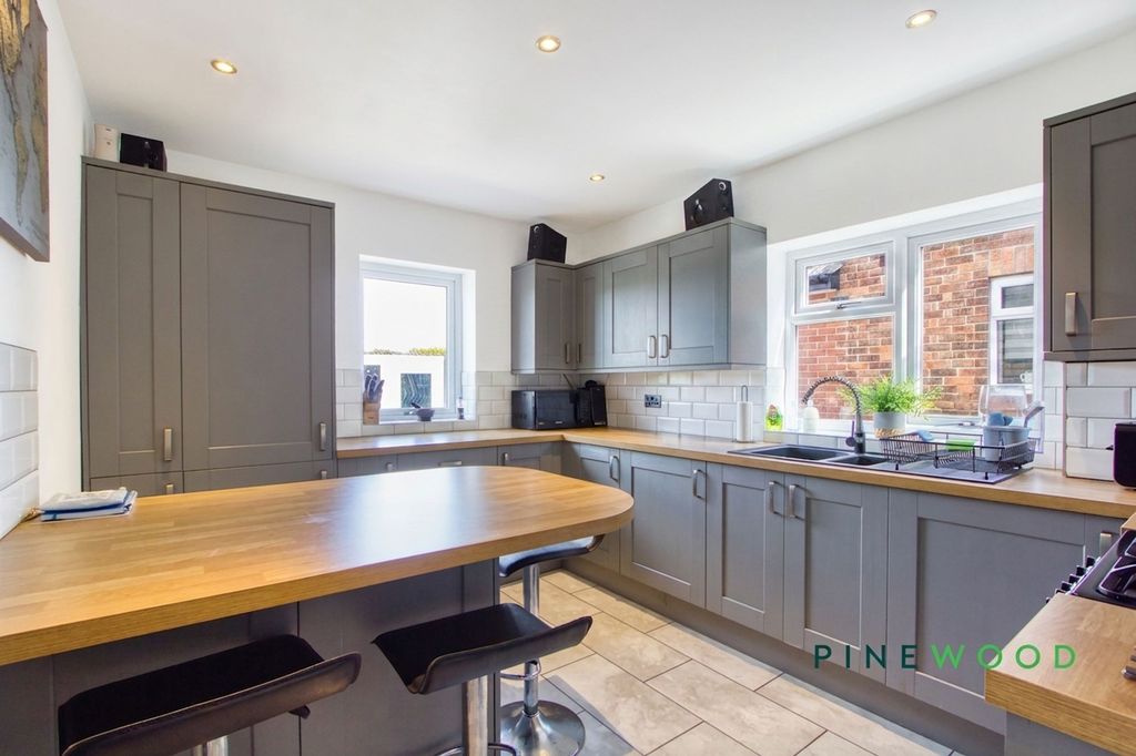 Property photo 2 of 20 Kitchen / Breakfast Room