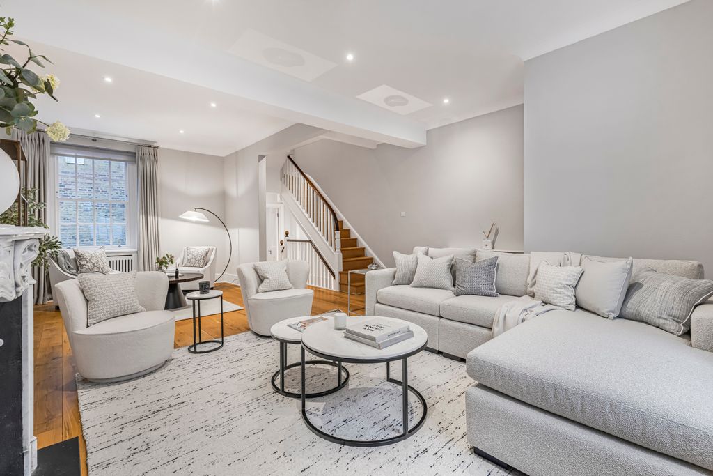 Property photo 2 of 17 Reception