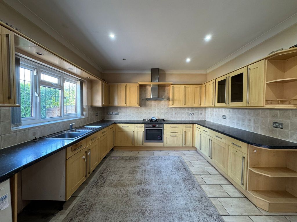 Property photo 1 of 15 Brand New Spacious 5 Bed House In Southall For Rent