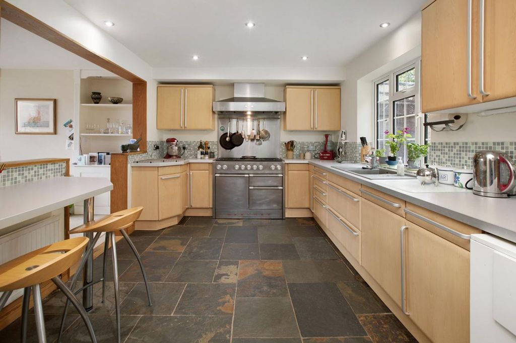 Property photo 2 of 33