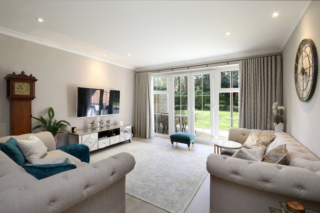 Property photo 3 of 17 Sitting Area