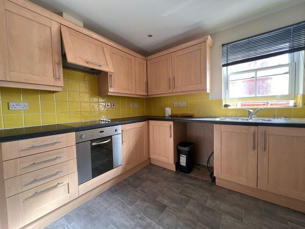 Property photo 2 of 8 Kitchen