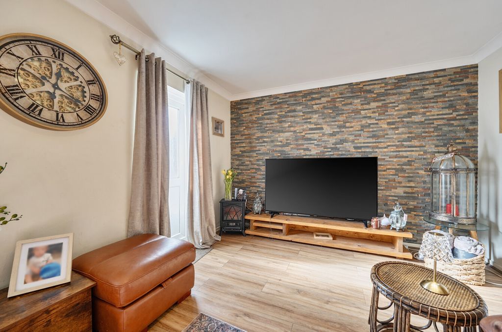 Property photo 3 of 12 1419315-18-699Efc...