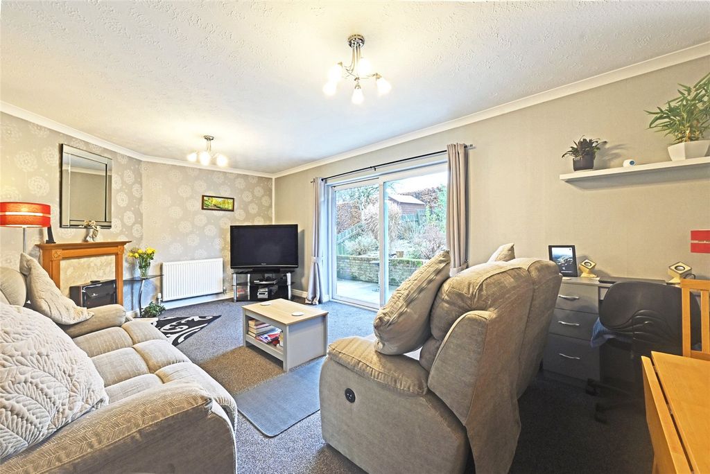 Property photo 3 of 12 Lounge / Diner