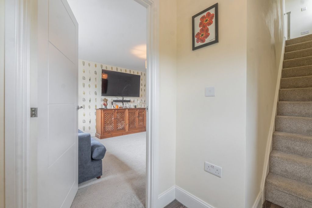 Property photo 3 of 27
