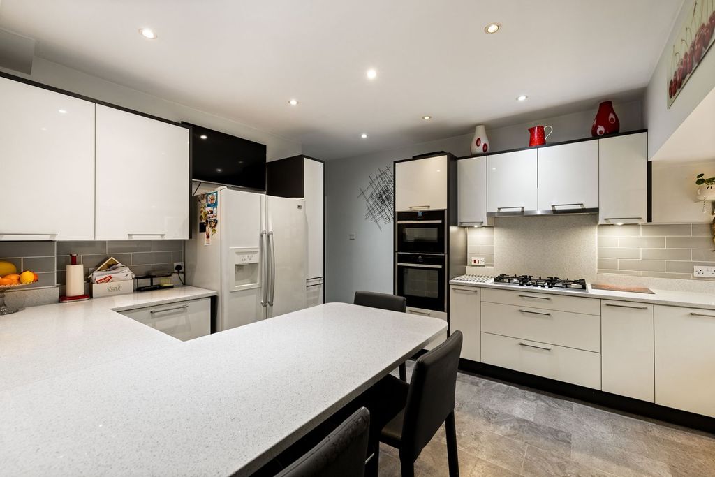 Property photo 3 of 26