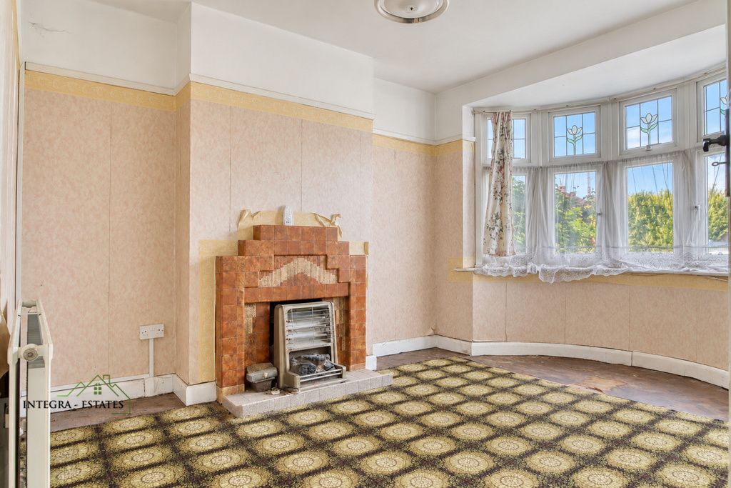 Property photo 2 of 16 Catford_Se6_Bay_Window_Room_Tiled_Fireplace_04