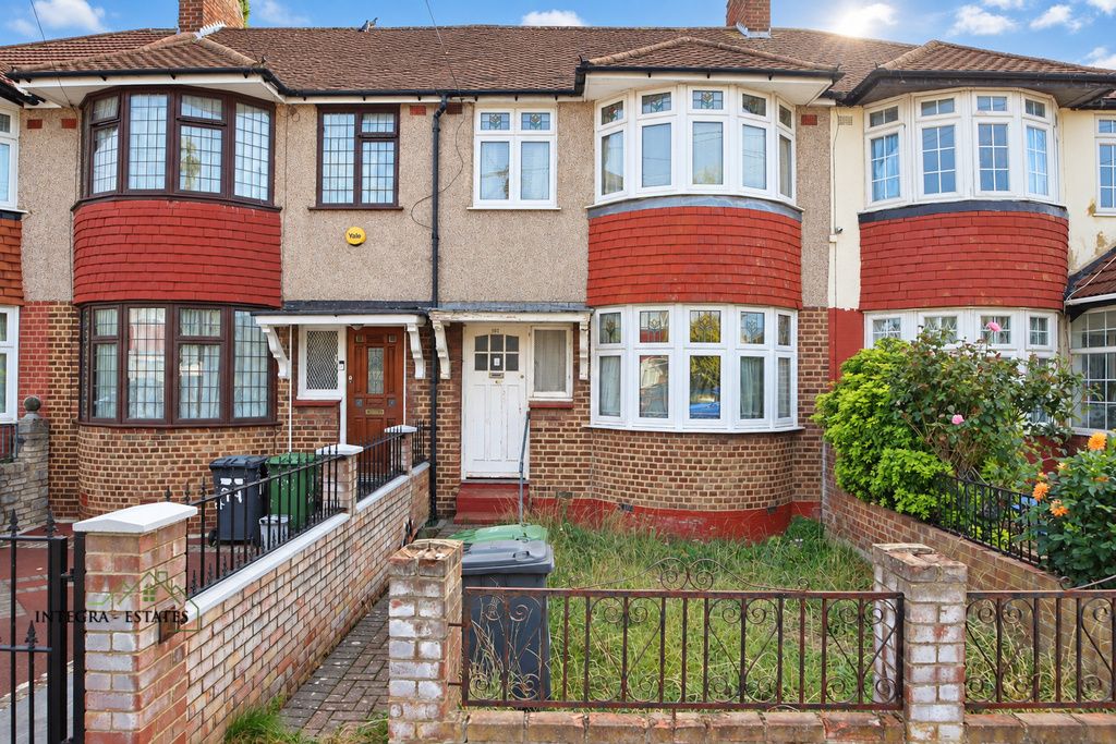 Property photo 1 of 16 Catford_Se6_Front_Exterior_Terraced_House_10