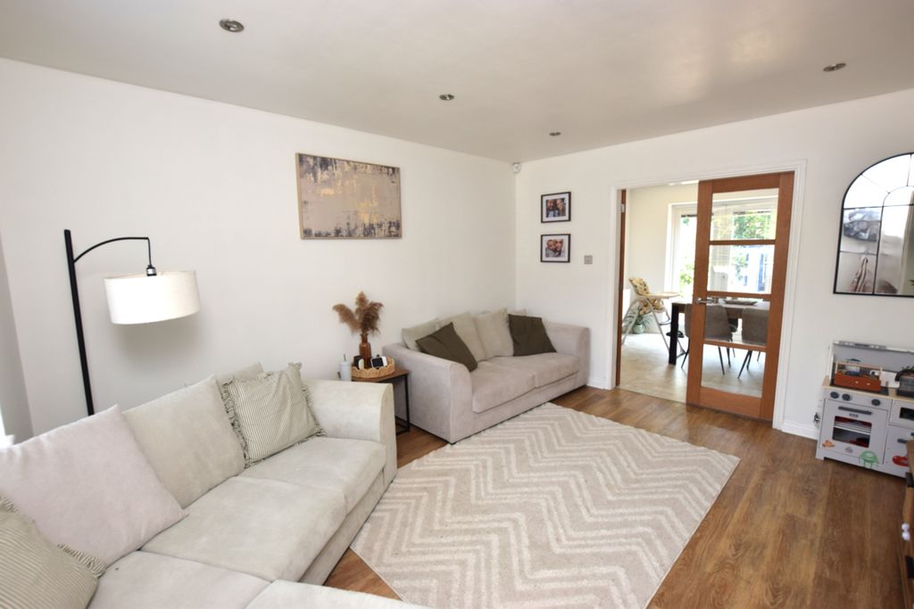 Property photo 2 of 12 Lounge