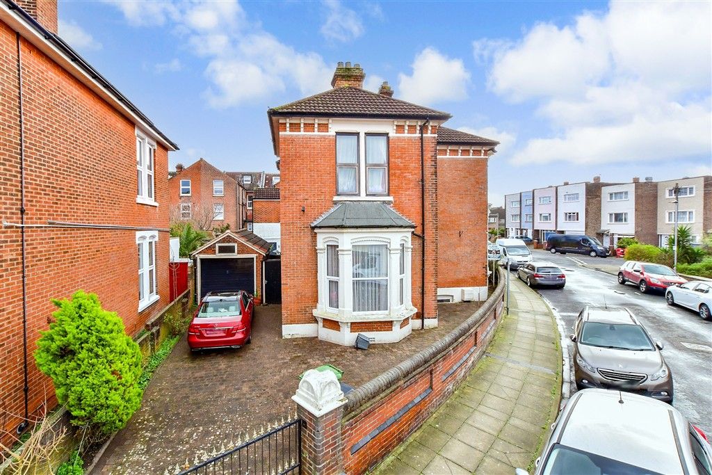 Property photo 1 of 11 Driveway/Parking