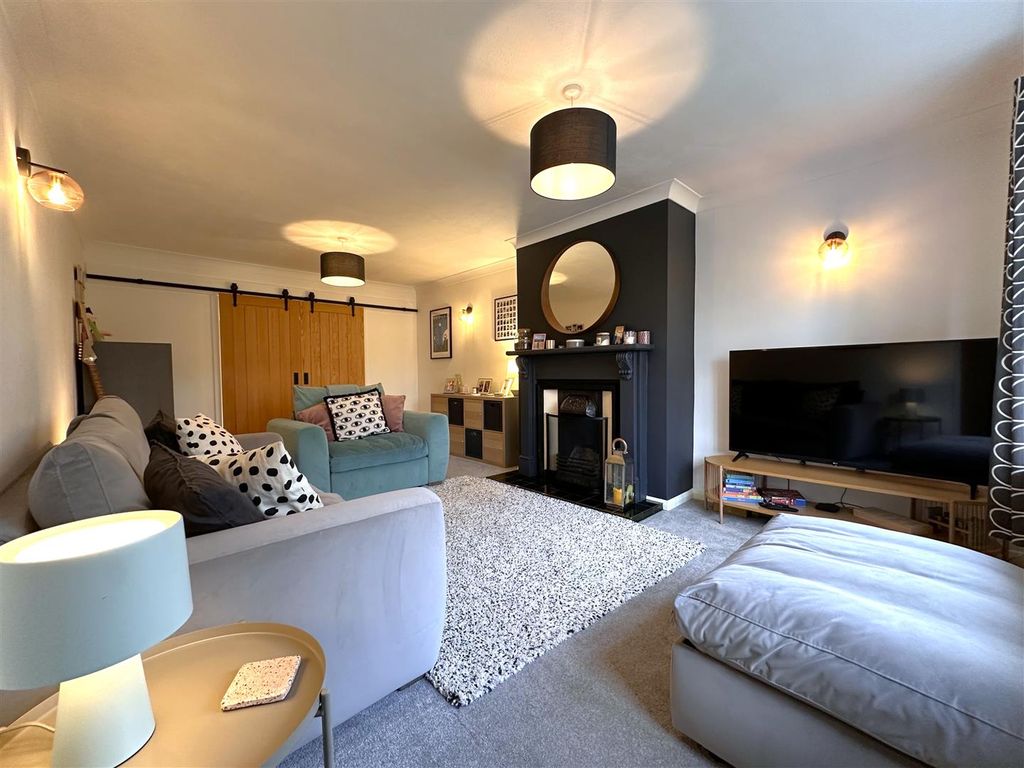 Property photo 2 of 30 Generous Living Room 714