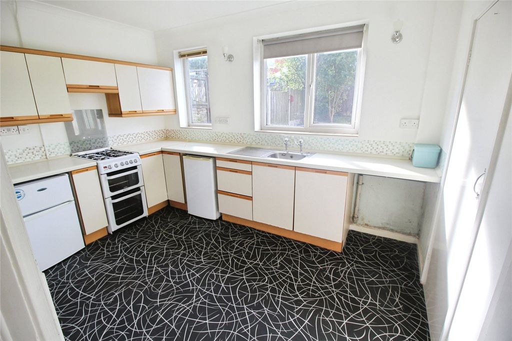 Property photo 3 of 8 Kitchen