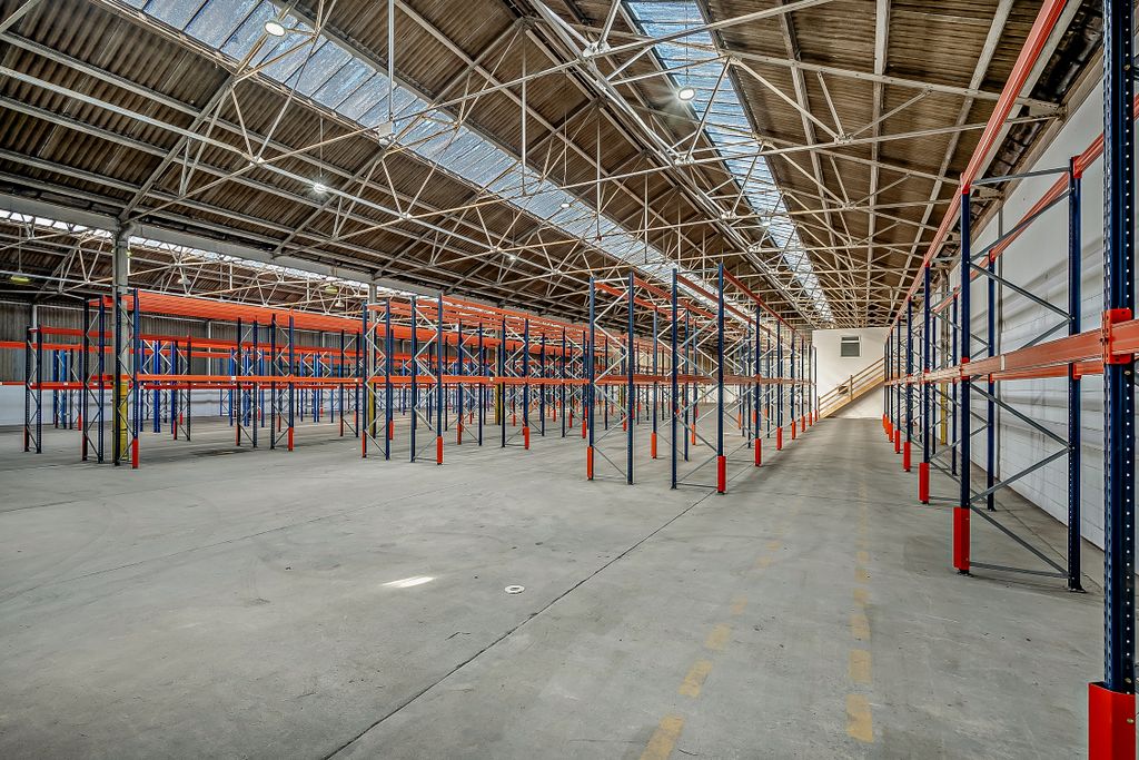 Property photo 3 of 20 8671949-Interior08-800