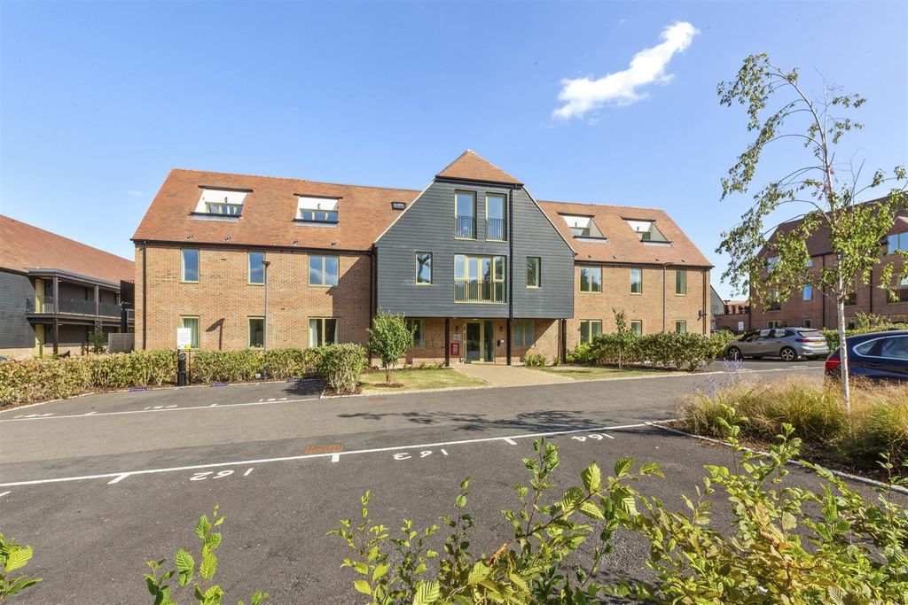 Property photo 1 of 17 Watercroft Place, Jones Way-15.Jpg